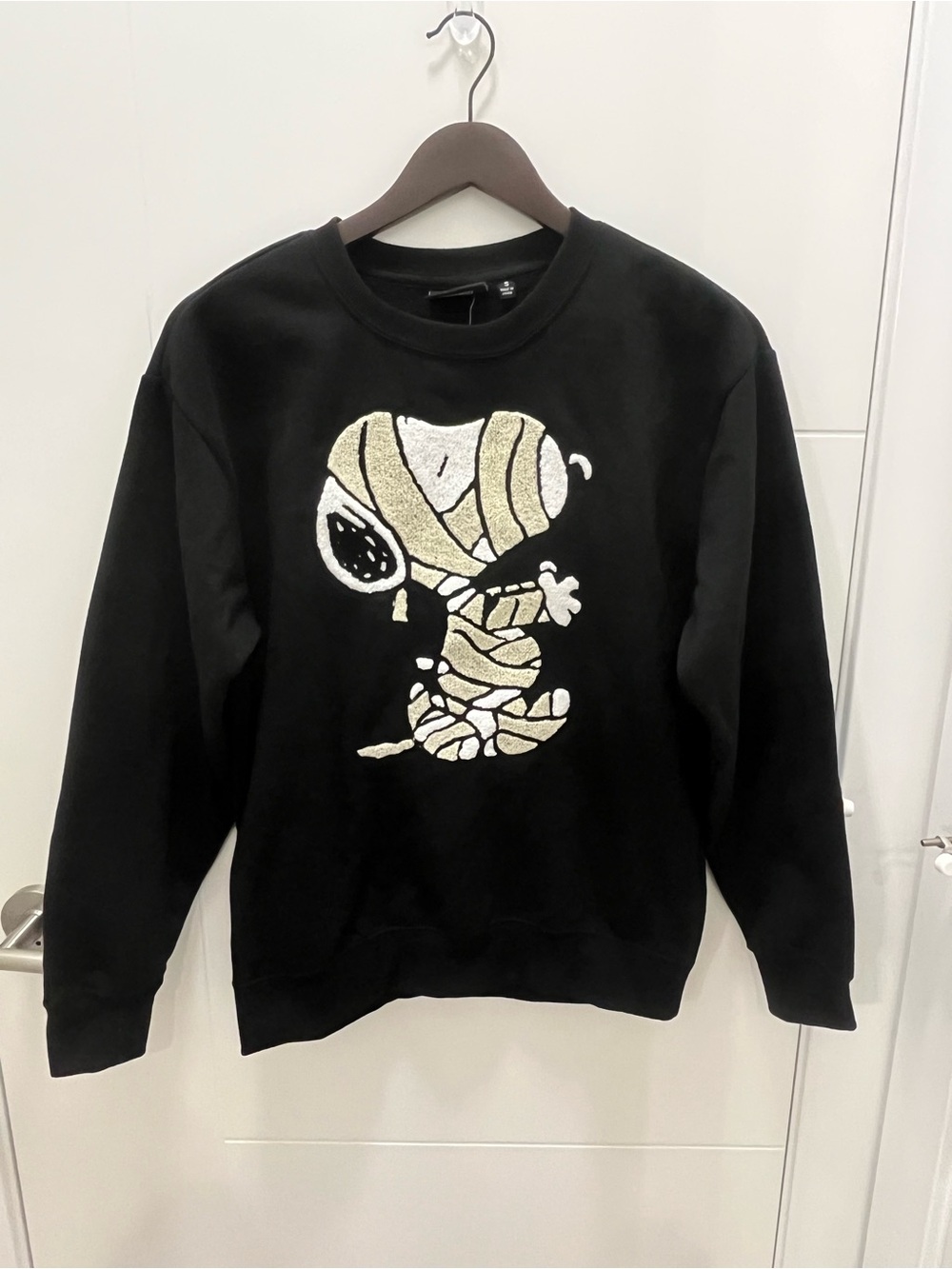 Peanuts Black Crewneck Sweatshirt with Mummy Snoopy Embroidery NWT Size Small